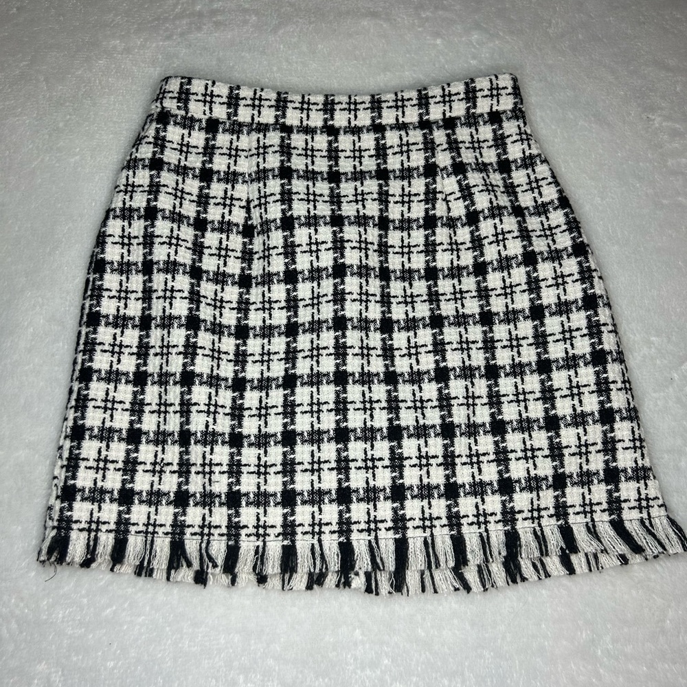 Black and white plaid pattern, frilly bottom mini skirt